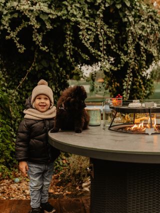 🍂 Podzim volá k ohni! Teplo plamenů, hrnek horkého kakaa a malý parťák po boku – přesně tak vypadá naše podzimní...