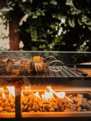 Víkend je za dveřmi a my máme jasno – favoritem na našem venkovním ohništi jsou šťavnaté špízy 🥓🥦🌽 Stačí zažehnout plamen,...